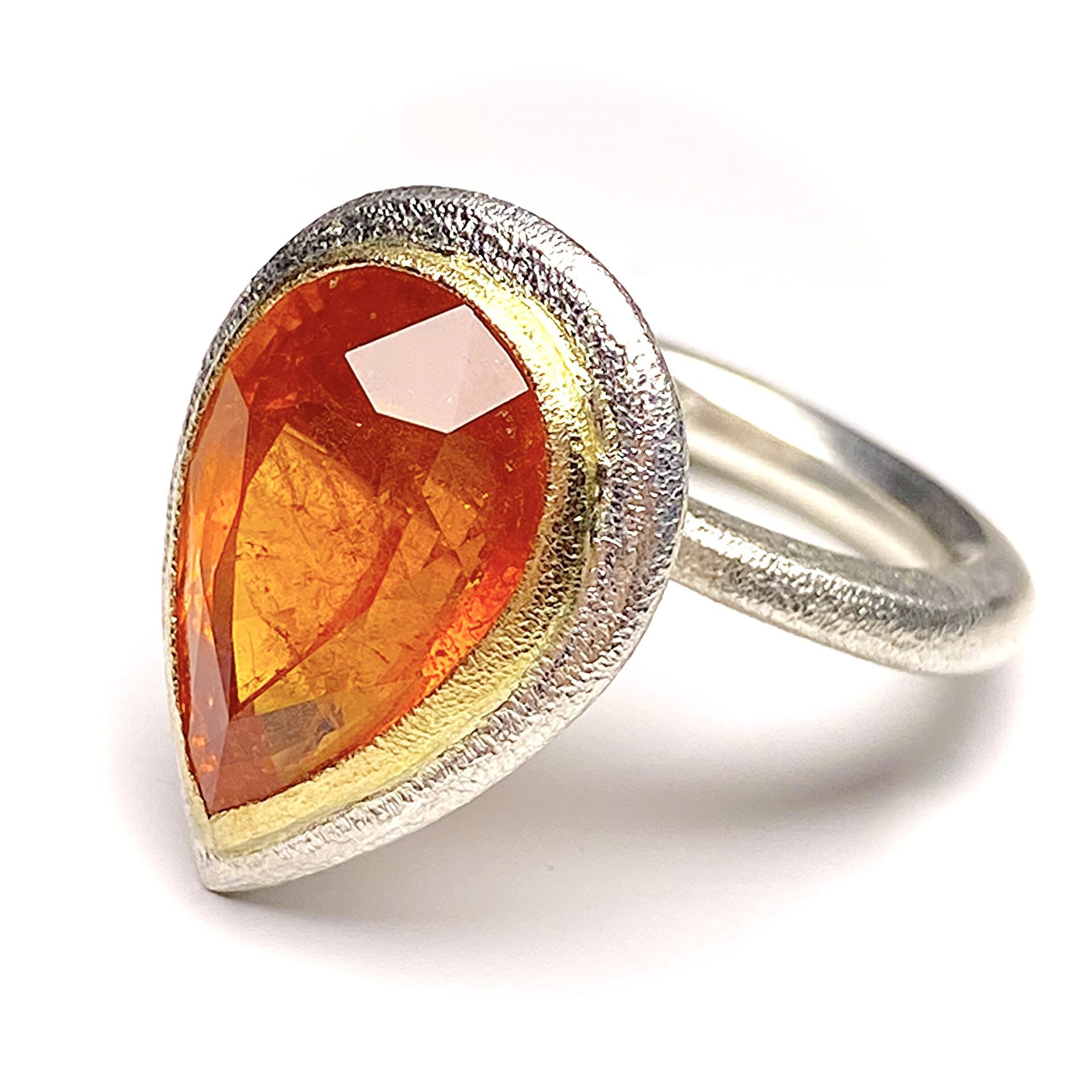 Precioso y gran anillo con precioso y enorme Granate Espesartita natural. Anillo - 1