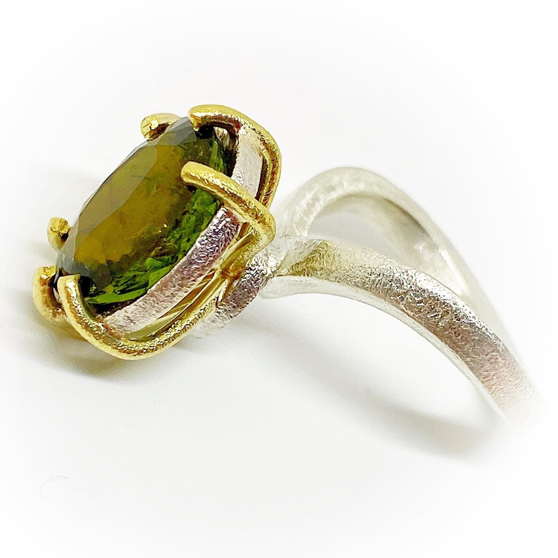 Precioso anillo con preciosa y gran Turmalina natural verde ovalada. - 5