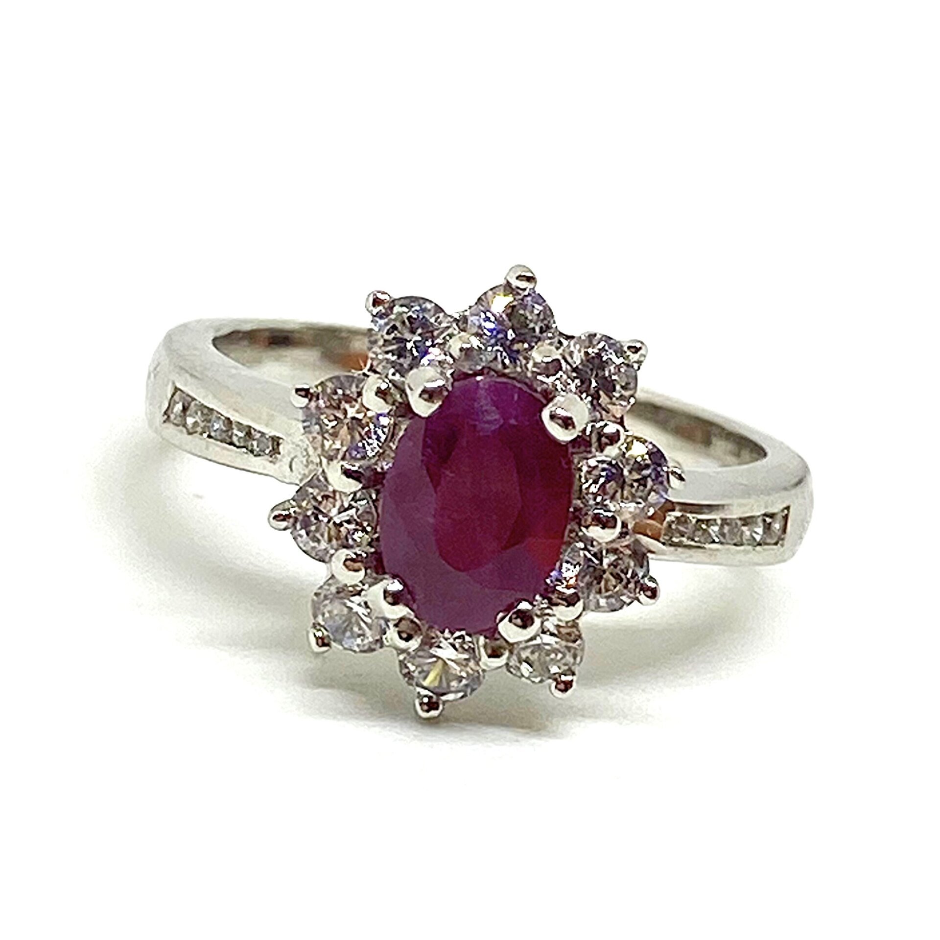Precioso anillo solitario en Plata de Ley con 10 zafiros blancos y Rubí. - 4