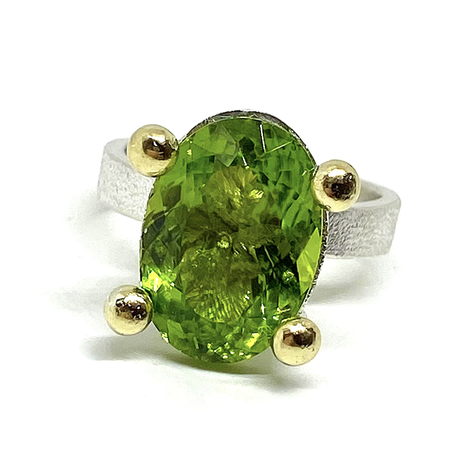 Impresionante anillo con precioso y gran Peridoto natural en talla oval. - 4