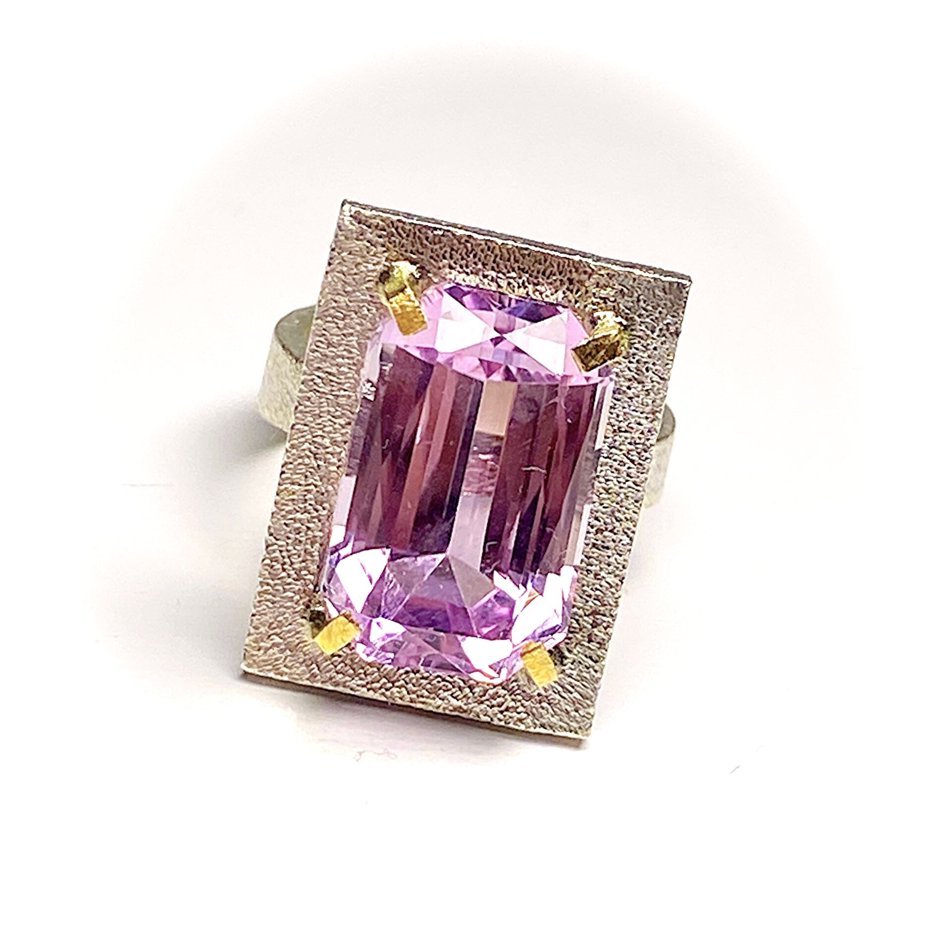 Precioso y gran anillo que combina la belleza natural de la Amatista - 6