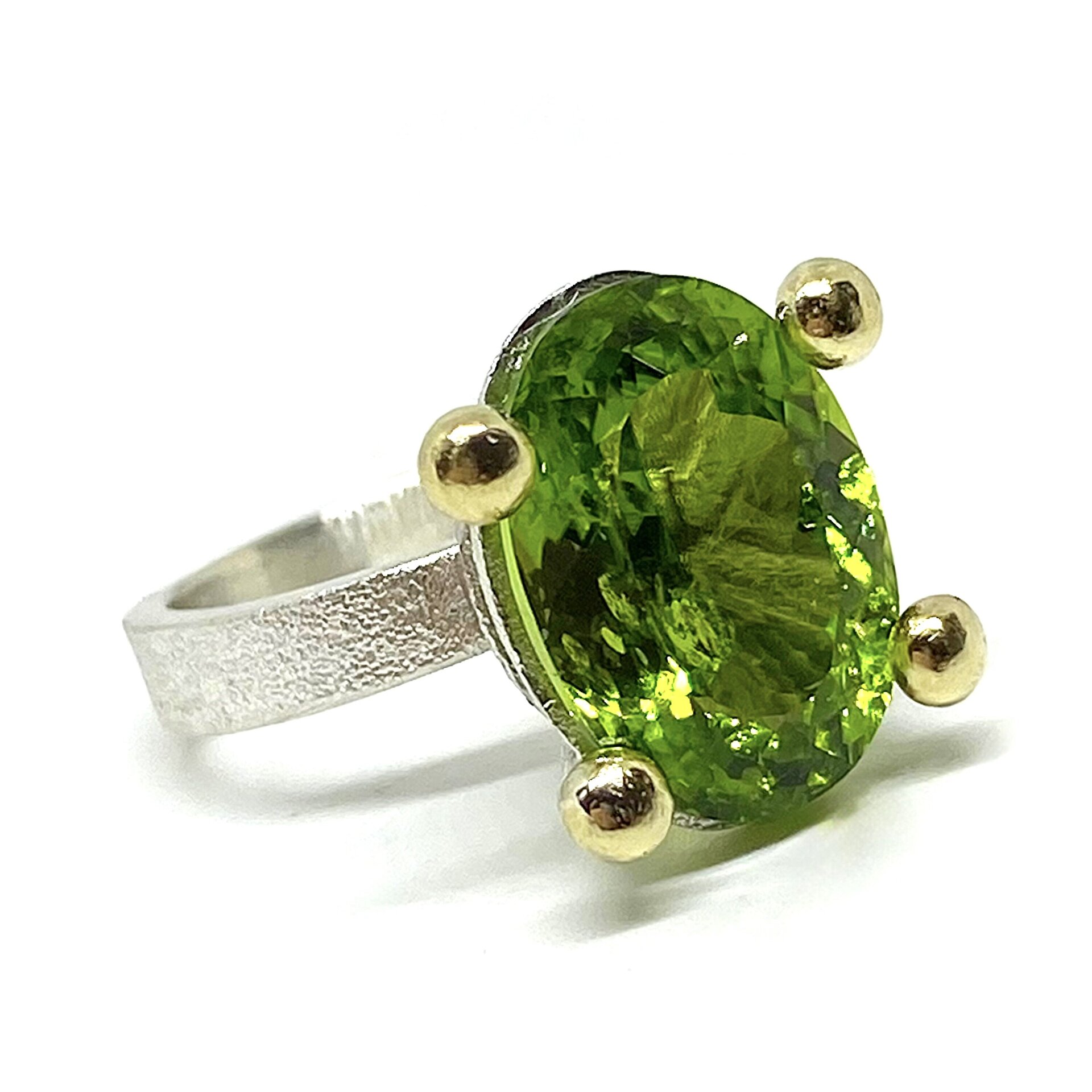 Impresionante anillo con precioso y gran Peridoto natural en talla oval. - 2