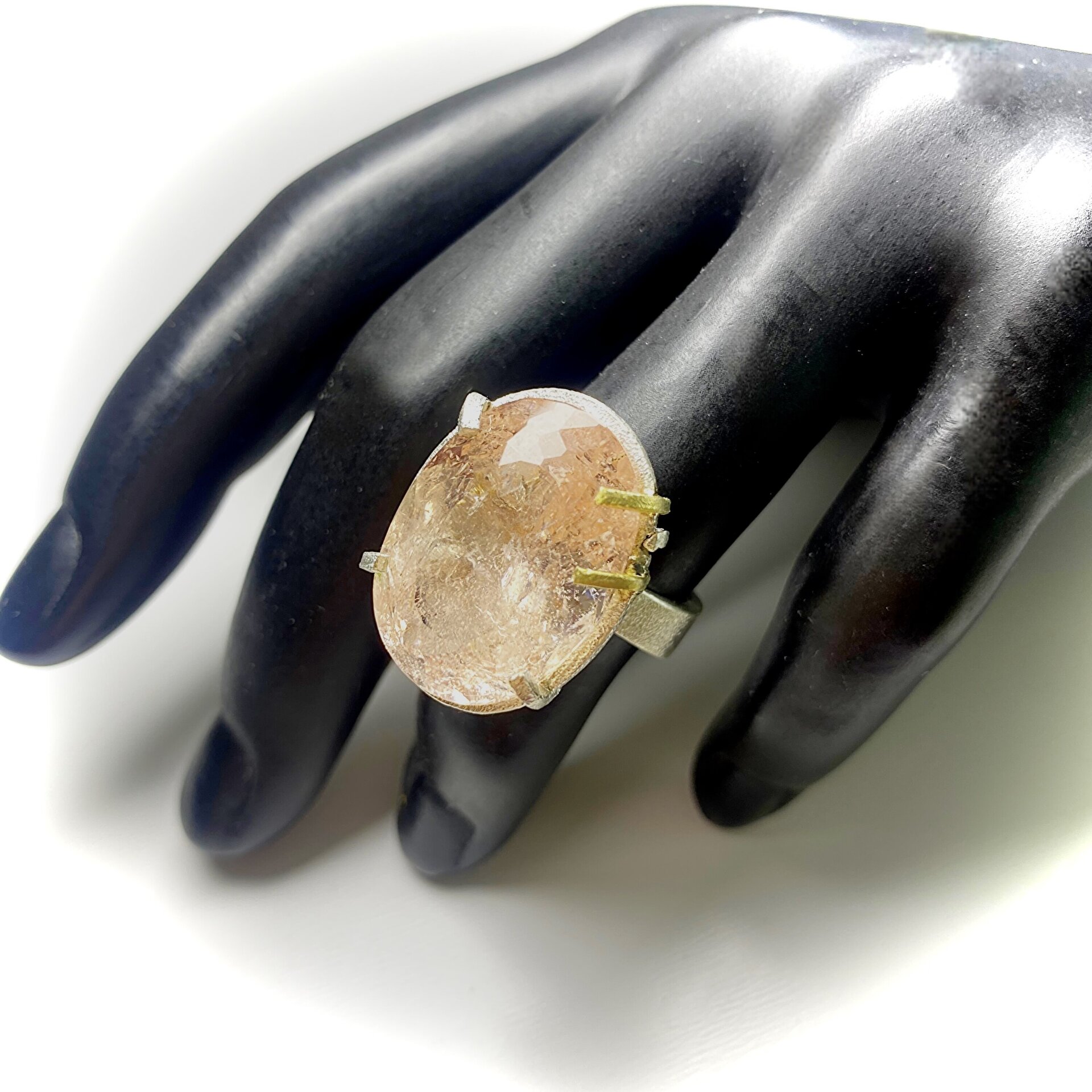 Hermoso y gran anillo con preciosa y enorme Morganita natural del Brasil. Anillo - 7