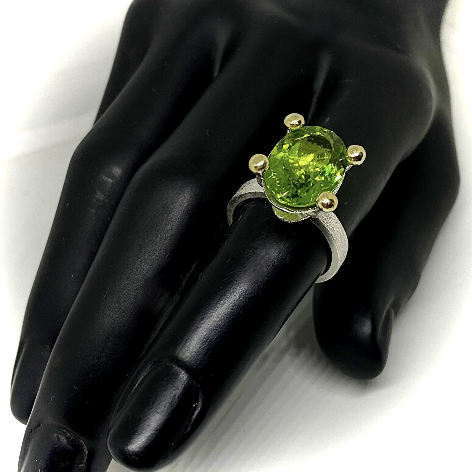 Impresionante anillo con precioso y gran Peridoto natural en talla oval. - 5