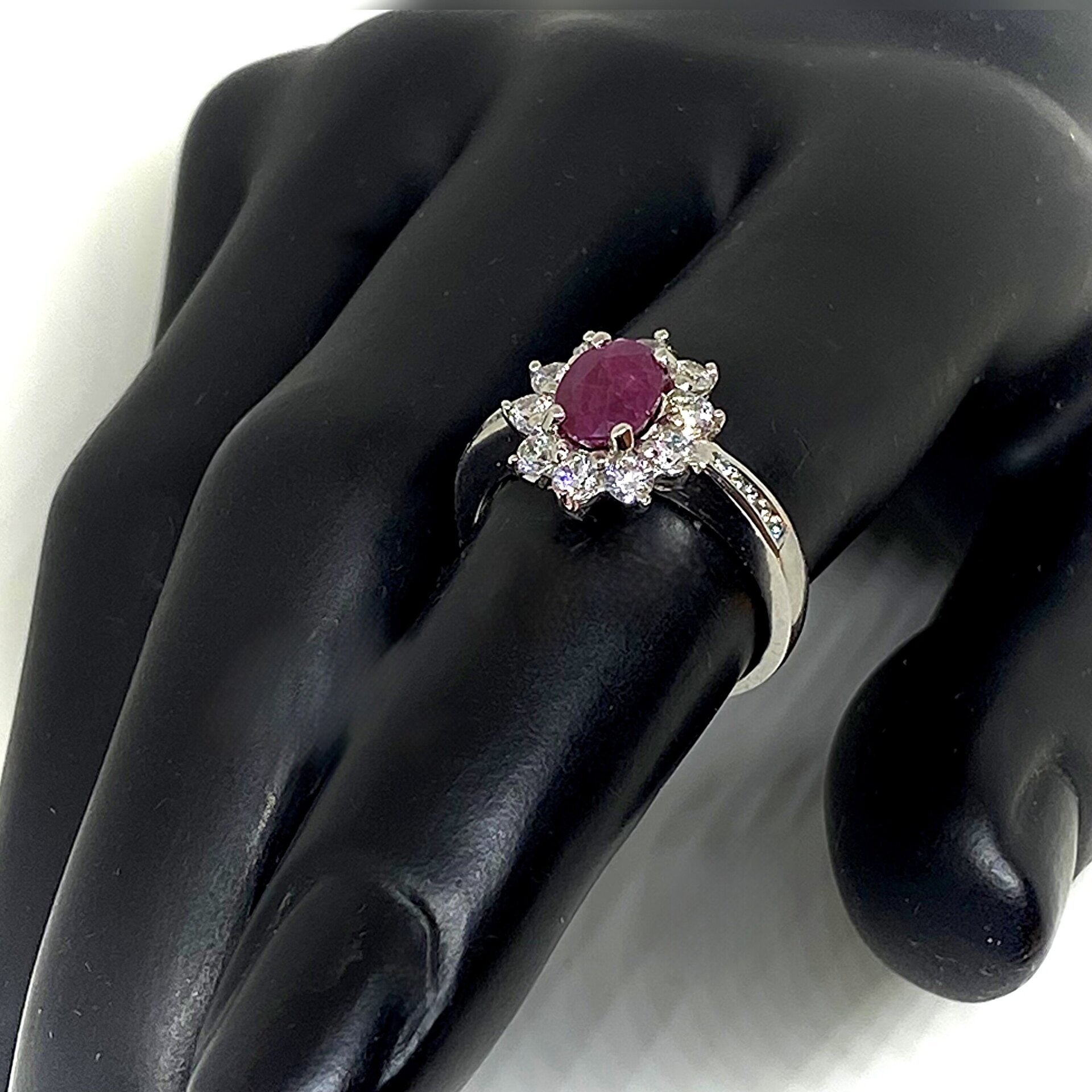 Precioso anillo solitario en Plata de Ley con 10 zafiros blancos y Rubí. - 3