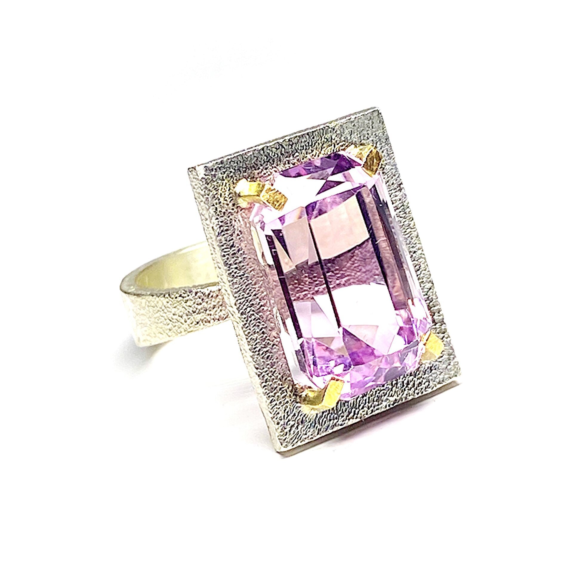 Precioso y gran anillo que combina la belleza natural de la Amatista - 4