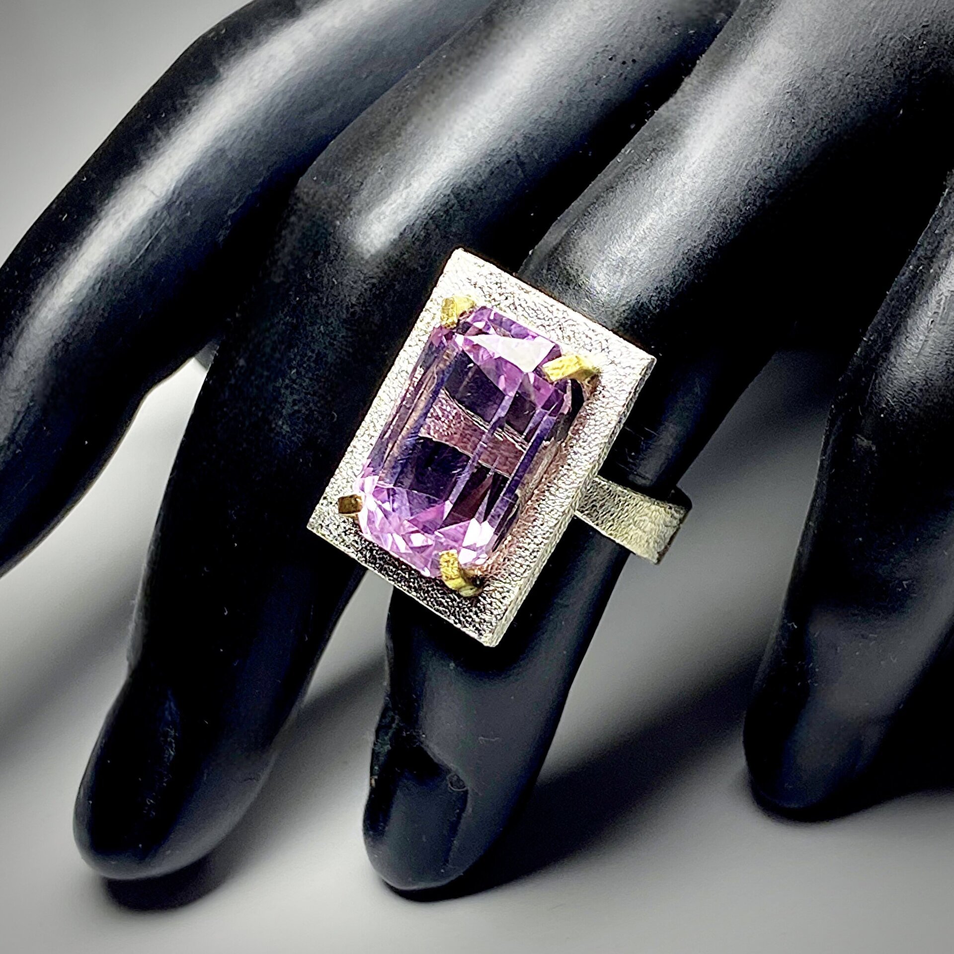 Precioso y gran anillo que combina la belleza natural de la Amatista - 5