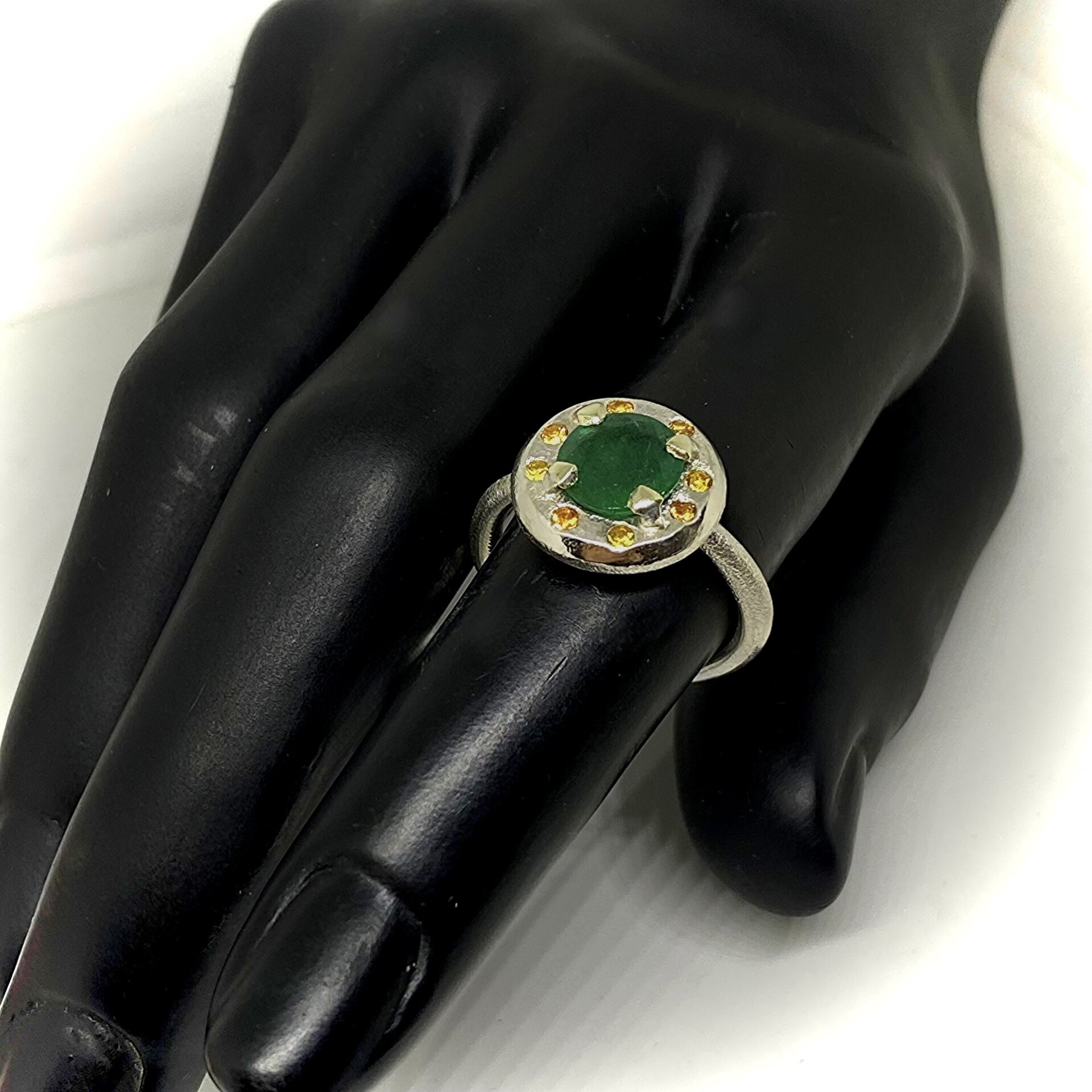 Impresionante anillo con preciosa y gran Esmeralda natural certificada. Anillo. - 5