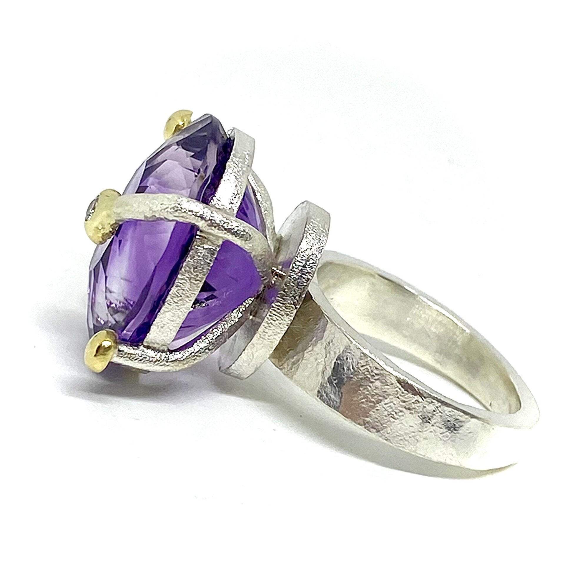 Único y exclusivo anillo con extraordinaria y gran Amatista ovalada natural. - 4