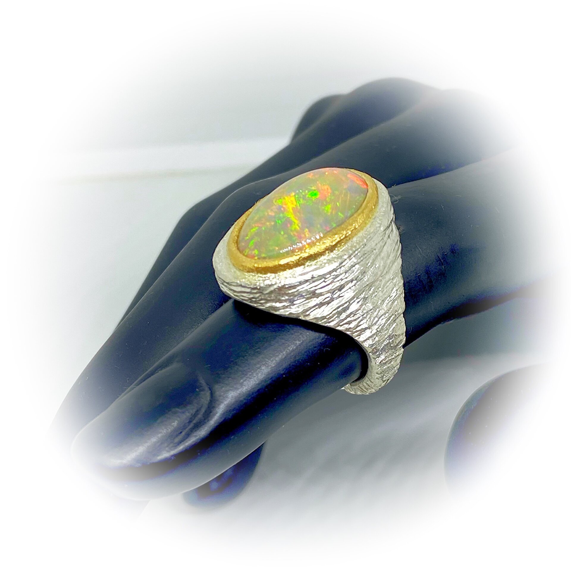 Extraordinario anillo en Plata de Ley con boca en Oro de 18K y gran Ópalo Etíope - 5