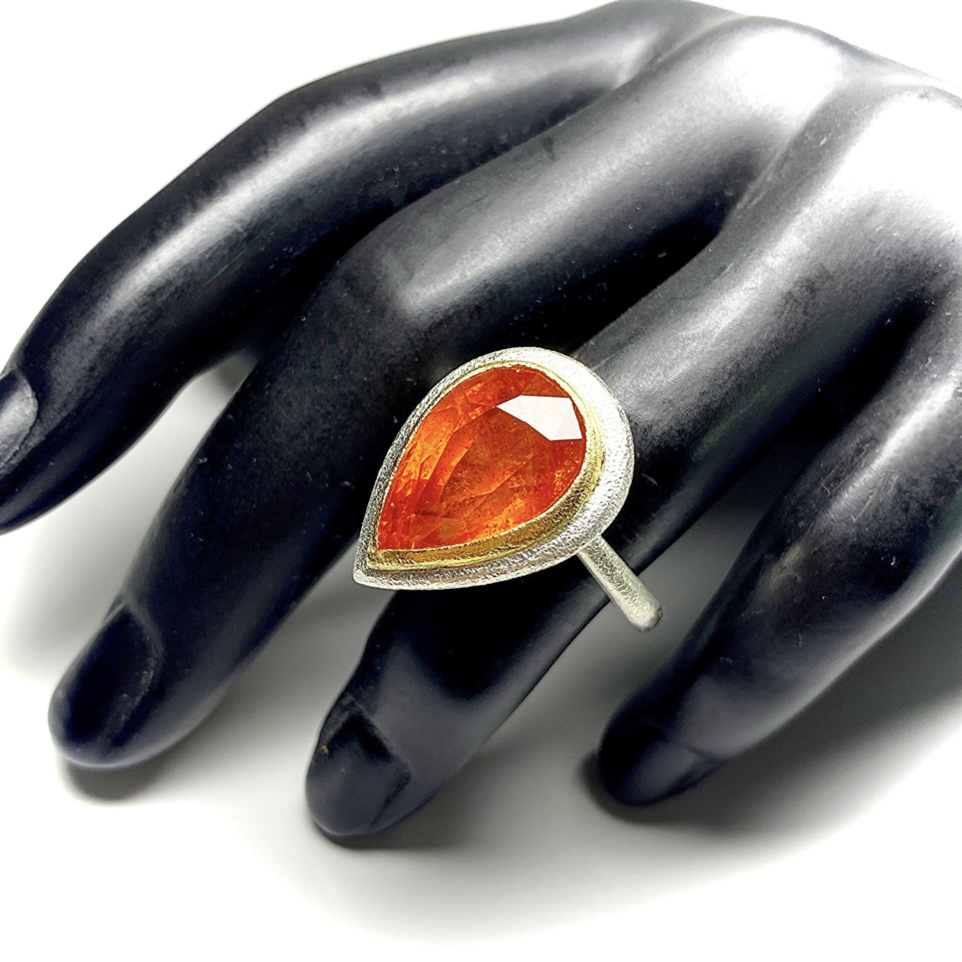 Precioso y gran anillo con precioso y enorme Granate Espesartita natural. Anillo - 8