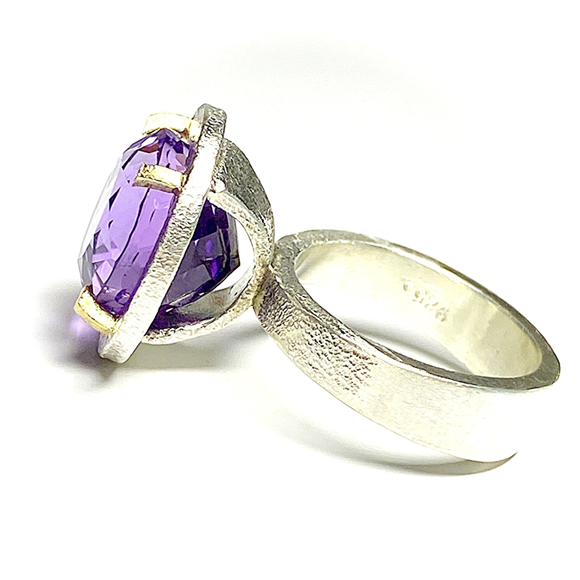 Precioso y gran anillo que combina la belleza natural de la Amatista - 5
