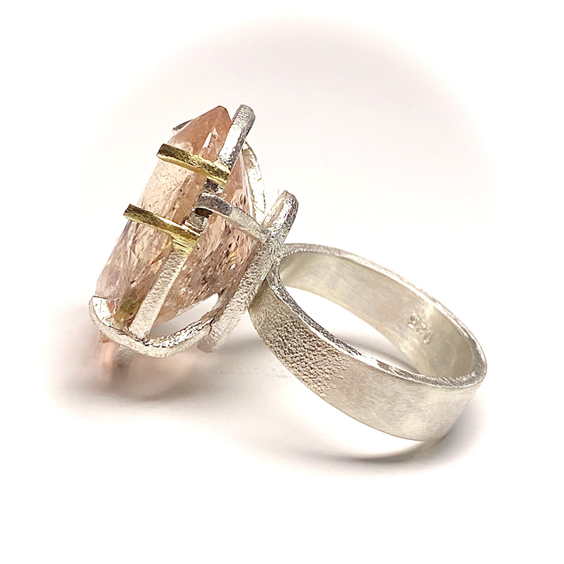 Hermoso y gran anillo con preciosa y enorme Morganita natural del Brasil. Anillo - 2