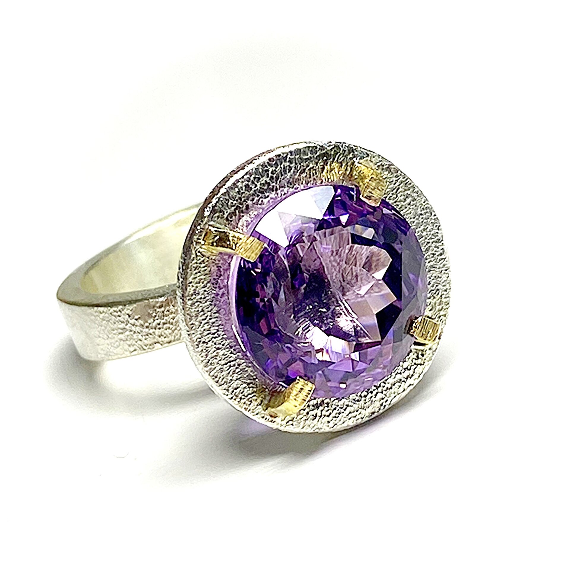 Precioso y gran anillo que combina la belleza natural de la Amatista - 3