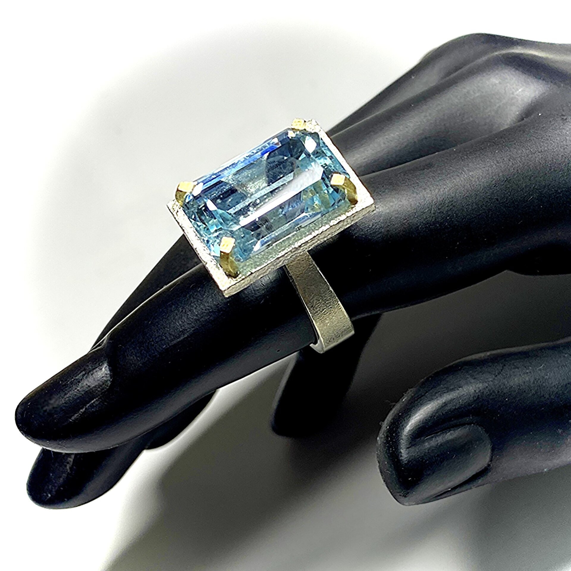 Precioso anillo solitario con preciosa y enorme Aguamarina natural. - 10