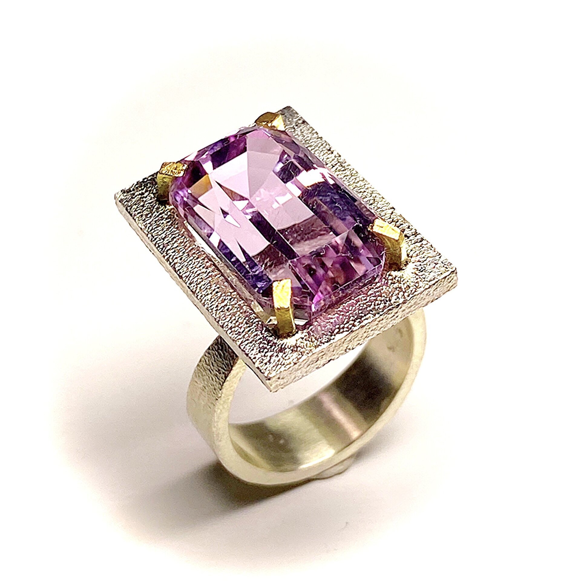 Precioso y gran anillo que combina la belleza natural de la Amatista - 1